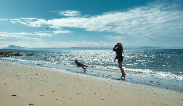 Ragazza Diverte Giocare Con Suo Cane Pastore Tedesco Una Spiaggia — Foto Stock