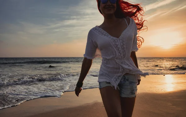 Tasasız Formda Bir Vücut Kızı Tropik Cennet Kumsalında Tatilin Tadını — Stok fotoğraf