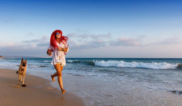 Aantrekkelijke Jonge Vrouw Met Lang Rood Haar Casual Zomerse Stijl — Stockfoto