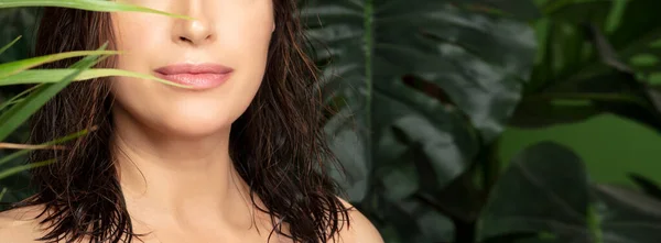 Beautiful Woman Natural Fresh Skin Hair Amongst Green Tropical Leaves — Stock Photo, Image