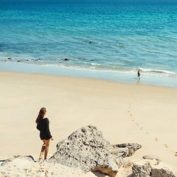 Idyllic High Angle View Seascape Lonely Woman Walking Sunny Beach — Fotografia de Stock