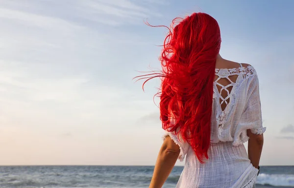 Güzel Kızıl Saçlı Bir Kadının Kumsalda Günbatımının Tadını Çıkarırken Görüntüsü — Stok fotoğraf