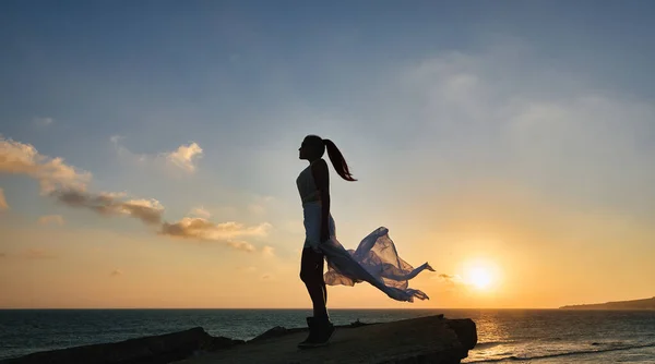 Trendige Und Sexy Schöne Frau Steht Auf Einem Felsen Meer — Stockfoto