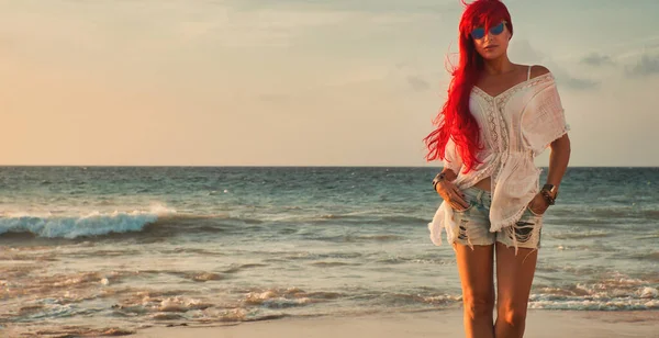 Güzel Kızıl Saçlı Genç Kadın Yaz Havasında Plajda Gün Batımında — Stok fotoğraf