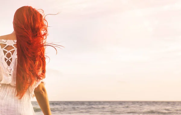 Vrouw Met Lang Gezond Recht Rood Haar Met Uitzicht Oceaan — Stockfoto