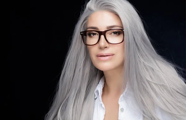 Schöne Reife Geschäftsfrau Mit Gesunden Langen Silbernen Haaren Modischer Brille — Stockfoto