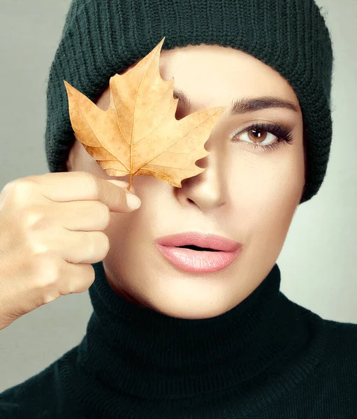 Seasonal Autumn Beauty Portrait Young Woman Smooth Flawless Skin Wearing — Stock Photo, Image