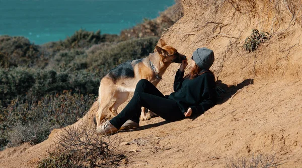 Kadın Köpek Arkadaşına Ikramda Bulunuyor Alman Çoban Köpeği Dışarıda Antrenman — Stok fotoğraf