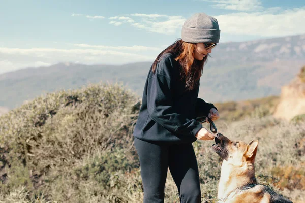 Ung Kvinna Erbjuder Sin Schäfer Hund Behandling Träning Utomhus Landsbygden — Stockfoto