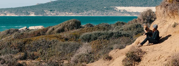 Женщина Собака Наслаждаются Спокойным Отдыхом Открытом Воздухе Сидя Песчаной Скале — стоковое фото