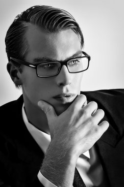 düşünceli genç işadamı