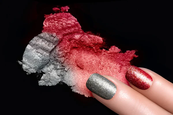 Färgstarka glitter nagellack och mineral ögonskugga — Stockfoto