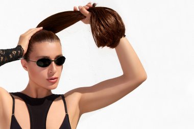 sağlıklı uzun saçlı Glamour genç kadın