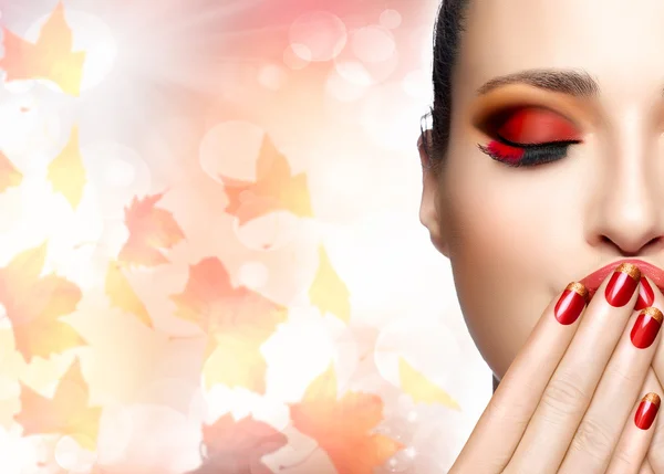 Tendencia de maquillaje de otoño y arte de uñas. Otoño belleza moda chica —  Fotos de Stock