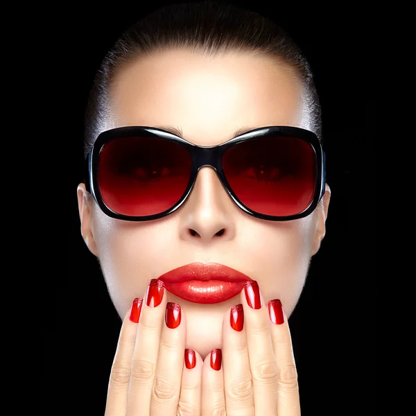 Beautiful Model in Black Fashion Sunglasses. Bright Makeup and M — Stock Photo, Image