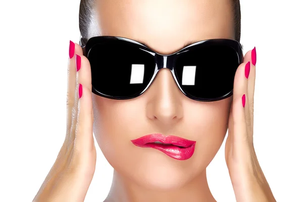 Το όμορφο μοντέλο σε μαύρο μόδας γυαλιά ηλίου. Φωτεινό μακιγιάζ και M — Φωτογραφία Αρχείου