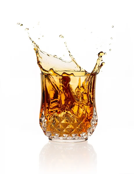 Whiskey Splash isoliert auf weißem Hintergrund — Stockfoto