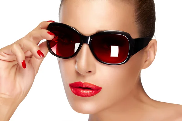 Hermosa modelo en gafas de sol de moda negra. Maquillaje brillante y M —  Fotos de Stock