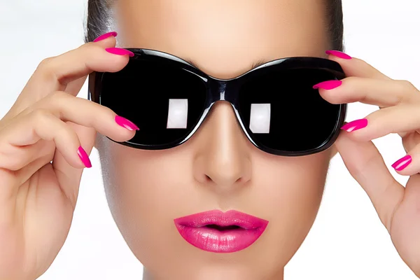 Schöne Modell in schwarzer Mode Sonnenbrille. helles Make-up und m — Stockfoto