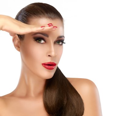 Sağlıklı uzun saçlı esmer kız. Son moda saç modeli ve Makeu
