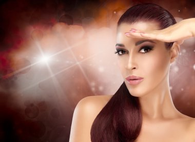 Güzel esmer kız sağlıklı uzun saçlı. Son moda saç modeli