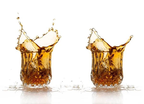 孤立在白色背景上的两个威士忌飞溅 — 图库照片