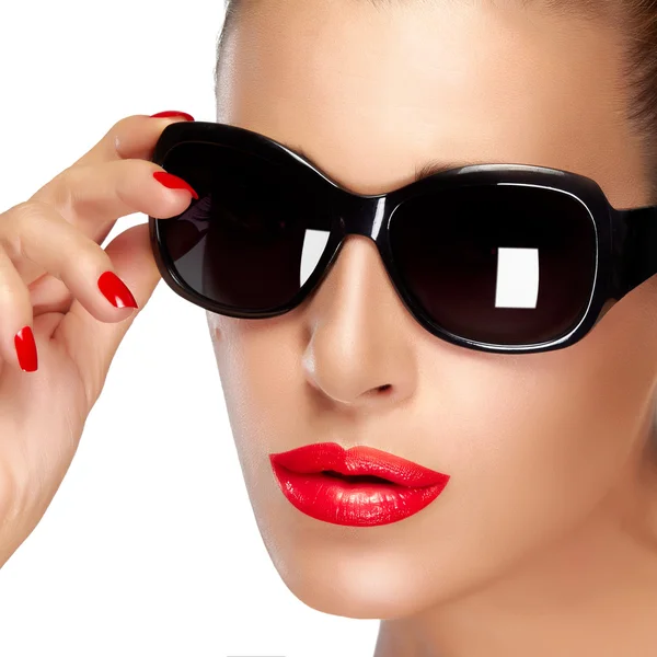 Beautiful Model in Black Fashion Sunglasses. Bright Makeup and M — Stock Photo, Image