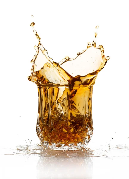 Whiskey splash geïsoleerd op witte achtergrond — Stockfoto