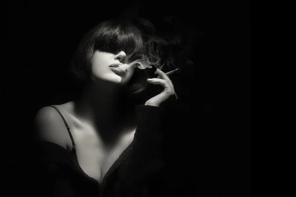 Fumée. Modèle de mode beauté Fumer une cigarette — Photo