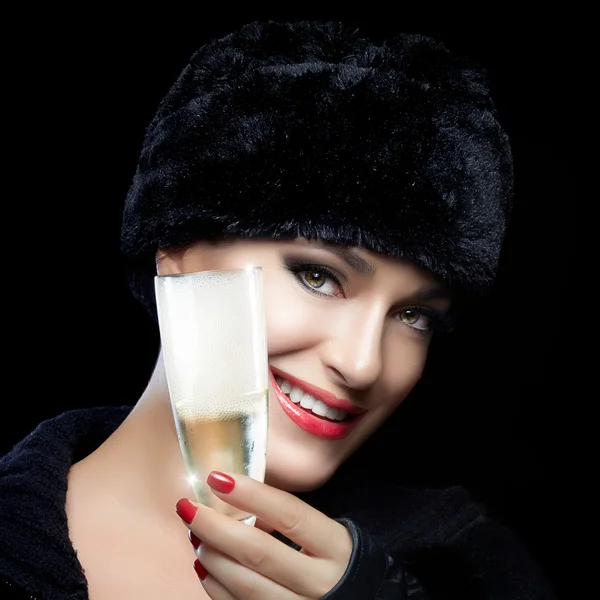 Zimní móda mladé ženy v kožešinové kloboukem přípitky šampaňským — Stock fotografie