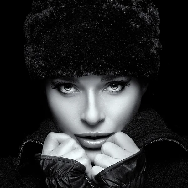 Portrait de mode d'hiver. Gros plan de jeune femme en chapeau de fourrure — Photo