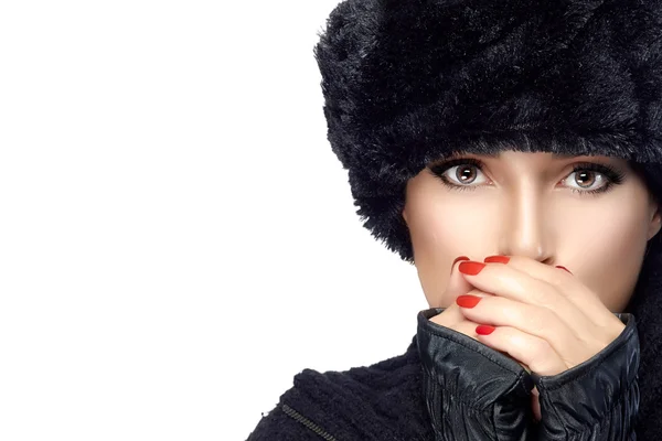 Winter-Beauty-Mode. giirl in warmer kleidung isoliert auf weiß — Stockfoto