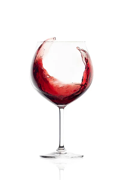 Červené víno ve sklenici balónu. Splash — Stock fotografie