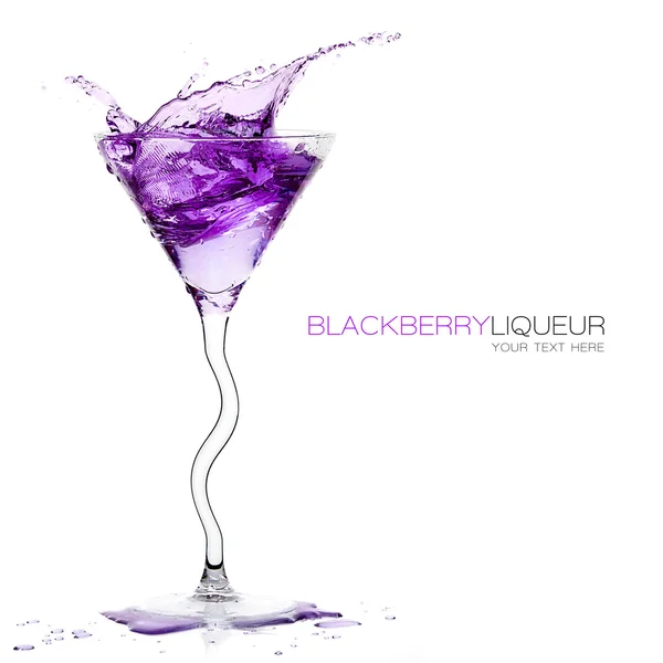 Bicchiere da cocktail a gambo con spruzzi di liquore Blackberry. Modelli — Foto Stock