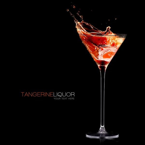 Mandarinenschnaps. Exotischer Cocktail spritzt heraus — Stockfoto