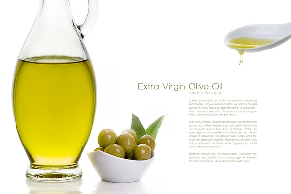 Aceite de oliva en botella con semillas de oliva y cuchara de cerámica — Foto de Stock