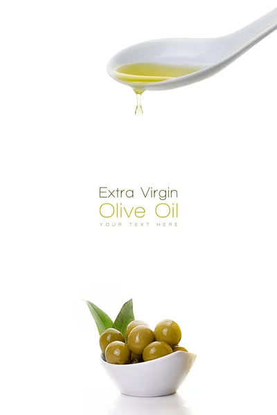 Olijfolie van eerste persing die druipen van een lepel en olijven zaden — Stockfoto