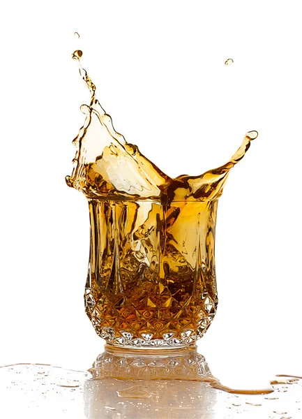 Whiskey Splash isoliert auf weißem Hintergrund — Stockfoto