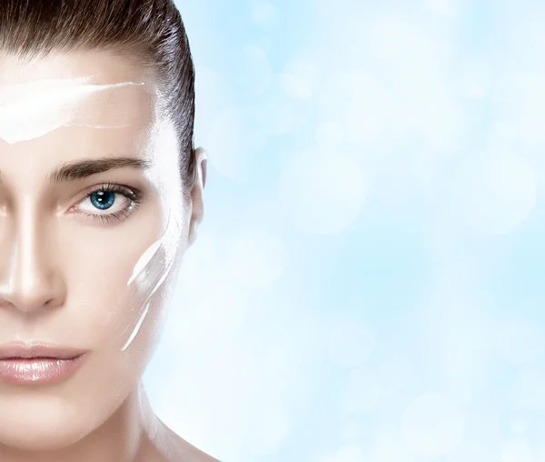 Beautiful Spa Girl with Cream on Her Face. Skincare concept — Stock Photo, Image