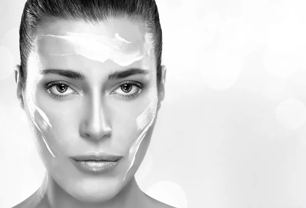 Hermosa chica de spa con crema en su cara. Concepto de cuidado de la piel — Foto de Stock