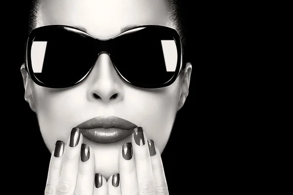 Siyah moda güneş gözlüğü güzellik modeli kadının yüzüne — Stok fotoğraf