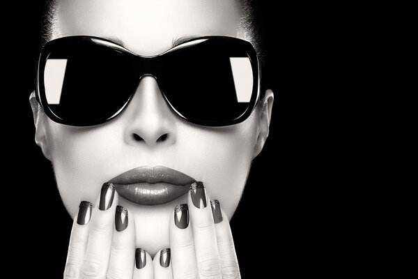 Beauty Model Woman 's Face in Black Fashion Sunglasses
