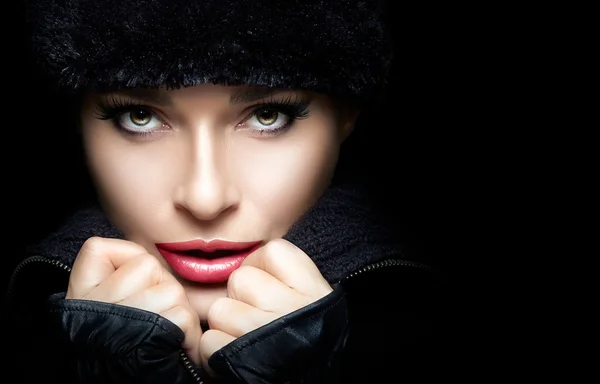 Splendida giovane donna in nero moda invernale — Foto Stock