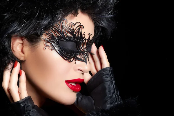 仮面舞踏会。ファッション性の高い黒と美しい女性の肖像 — ストック写真