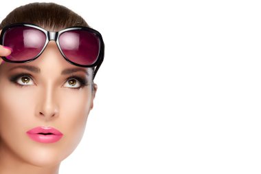 Kırmızı mor tonları ararken güzel modeli. Parlak makyaj bir