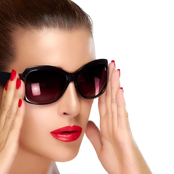 Hermosa modelo en gafas de sol de moda negra. Maquillaje brillante y M — Foto de Stock