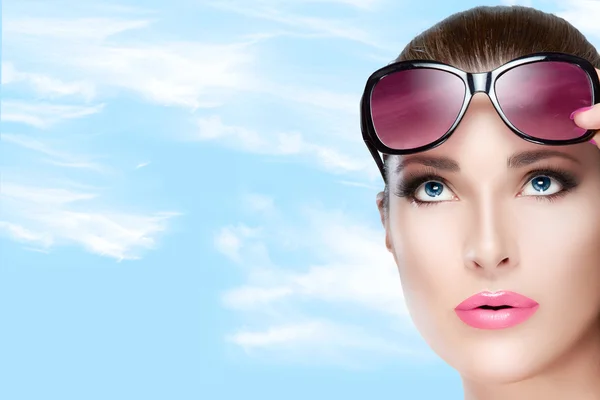 Beautiful Model in Red Violet Shades Looking up. Bright Makeup a — Stock Photo, Image