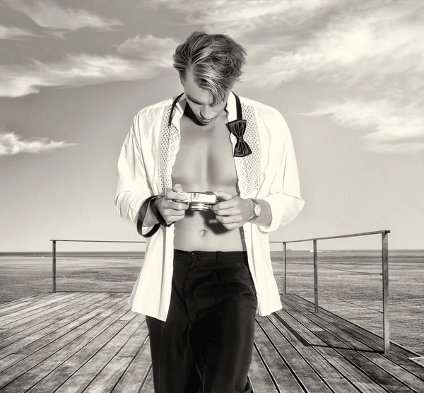 Przystojny blondynka fotograf mężczyzna na zewnątrz — Zdjęcie stockowe