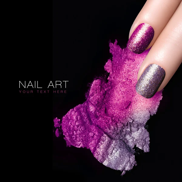 Esmalte de uñas púrpura plateado y sombra de ojos colorida mineral —  Fotos de Stock