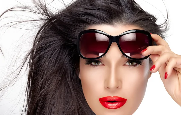 Schönes Model mit modischer Sonnenbrille auf der Stirn — Stockfoto